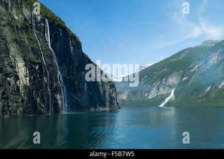 Bild zeigt einen Panoramablick auf Geiranger Fjord in Norwegen Stockfoto