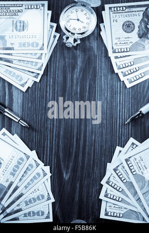 Dollar Geld Banknoten auf hölzernen Hintergrund Stockfoto