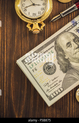 Dollar Geld Banknoten auf hölzernen Hintergrund Stockfoto