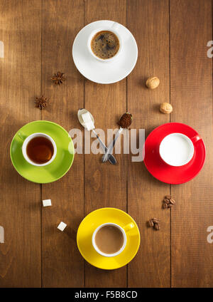 Tasse Tee, Milch, Kaffee auf hölzernen Hintergrund Stockfoto