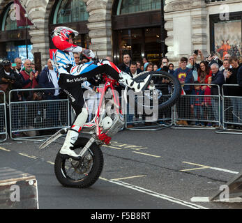 Steve Colley, der im Rahmen der Regent Street Motor Show 2015 Motorrad-Stunts für eine große Menschenmenge in der Regents Street aufführt. Stockfoto