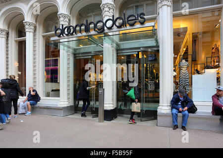 Bloomingdales SoHo, 504 Broadway, New York, NY. aussen Schaufenster eines Kaufhauses im Viertel SoHo in Manhattan. Stockfoto