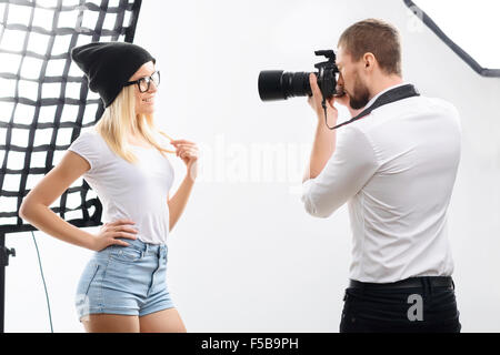 Weibliches Model Posen ausreichend beim Foto-Shooting Stockfoto