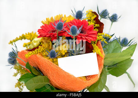 Schöner Blumenstrauß mit leeren Geschenkkarte Stockfoto