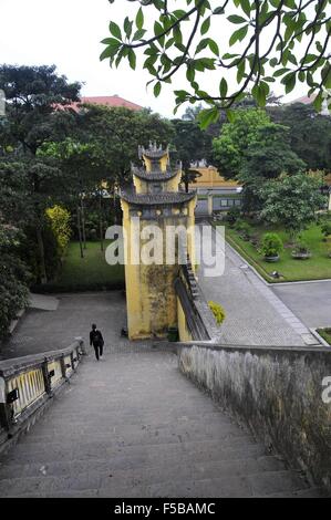 (151101)--HANOI, 1. November 2015 (Xinhua)--Foto am 4. Januar 2015 zeigt den Torturm der Thang Long kaiserliche Zitadelle erbaut im 11. Jahrhundert in Vietnams Hauptstadt Hanoi. Bisher haben fünf Kulturstätten, nämlich zentralen Bereich der die kaiserliche Zitadelle von Thang Long - Hanoi, Zitadelle der Ho-Dynastie, komplexe Hue Denkmäler, Hoi An Ancient Town Heiligtum My Son und einem gemischten Standort von Trang An Landschaft Komplex in Vietnam von der UNESCO in die Liste des Welterbes eingetragen. (Xinhua/Zhang Jianhua) Stockfoto