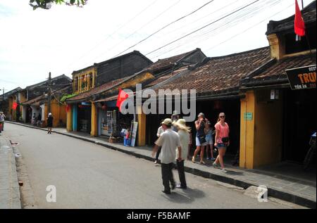 (151101)--HANOI, 1. November 2015 (Xinhua)--Foto am 1. Mai 2013 zeigt der street View in Zentral-Vietnam Stadt Hoi An, verschiedene Kultur-Elemente anzeigen. Bisher haben fünf Kulturstätten, nämlich zentralen Bereich der die kaiserliche Zitadelle von Thang Long - Hanoi, Zitadelle der Ho-Dynastie, komplexe Hue Denkmäler, Hoi An Ancient Town Heiligtum My Son und einem gemischten Standort von Trang An Landschaft Komplex in Vietnam von der UNESCO in die Liste des Welterbes eingetragen. (Xinhua/Zhang Jianhua) Stockfoto