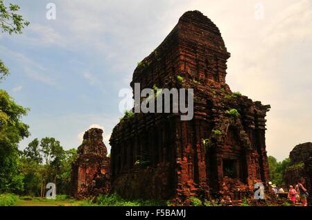 (151101)--HANOI, 1. November 2015 (Xinhua)--Foto am 29. April 2013 zeigt mein Sohn Heiligtum in Quang Nam, Vietnam. Bisher haben fünf Kulturstätten, nämlich zentralen Bereich der die kaiserliche Zitadelle von Thang Long - Hanoi, Zitadelle der Ho-Dynastie, komplexe Hue Denkmäler, Hoi An Ancient Town Heiligtum My Son und einem gemischten Standort von Trang An Landschaft Komplex in Vietnam von der UNESCO in die Liste des Welterbes eingetragen. (Xinhua/Zhang Jianhua) Stockfoto