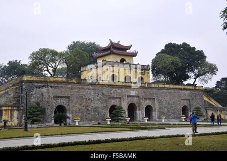 (151101)--HANOI, 1. November 2015 (Xinhua)--Foto am 4. Januar 2015 zeigt den Torturm der Thang Long kaiserliche Zitadelle erbaut im 11. Jahrhundert in Vietnams Hauptstadt Hanoi. Bisher haben fünf Kulturstätten, nämlich zentralen Bereich der die kaiserliche Zitadelle von Thang Long - Hanoi, Zitadelle der Ho-Dynastie, komplexe Hue Denkmäler, Hoi An Ancient Town Heiligtum My Son und einem gemischten Standort von Trang An Landschaft Komplex in Vietnam von der UNESCO in die Liste des Welterbes eingetragen. (Xinhua/Zhang Jianhua) Stockfoto