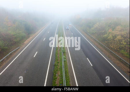 Brighton, UK. 1. November 2015. Heute Morgen neblig Straßenverhältnisse auf die zweispurige Straße A27 bei Hollingbury, Brighton machen das fahren gefährlich. Bildnachweis: Julia Claxton/Alamy Live-Nachrichten Stockfoto