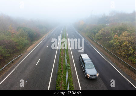 Brighton, UK. 1. November 2015. Heute Morgen neblig Straßenverhältnisse auf die zweispurige Straße A27 bei Hollingbury, Brighton machen das fahren gefährlich. Bildnachweis: Julia Claxton/Alamy Live-Nachrichten Stockfoto