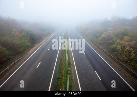 Brighton, UK. 1. November 2015. Heute Morgen neblig Straßenverhältnisse auf die zweispurige Straße A27 bei Hollingbury, Brighton machen das fahren gefährlich. Bildnachweis: Julia Claxton/Alamy Live-Nachrichten Stockfoto