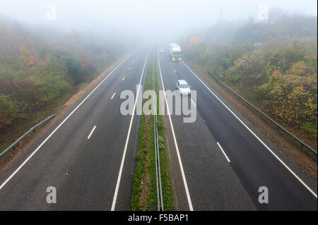 Brighton, UK. 1. November 2015. Heute Morgen neblig Straßenverhältnisse auf die zweispurige Straße A27 bei Hollingbury, Brighton machen das fahren gefährlich. Bildnachweis: Julia Claxton/Alamy Live-Nachrichten Stockfoto