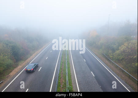 Brighton, UK. 1. November 2015. Heute Morgen neblig Straßenverhältnisse auf die zweispurige Straße A27 bei Hollingbury, Brighton machen das fahren gefährlich. Bildnachweis: Julia Claxton/Alamy Live-Nachrichten Stockfoto