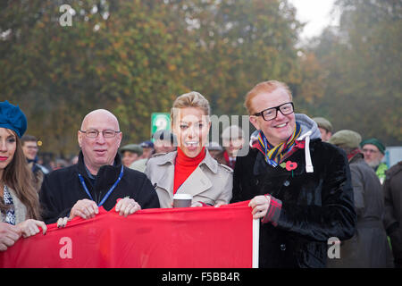 Hyde Park, London, UK.1st November 2015. Radio- und TV-Moderatorin Chris Evans bekommt der London, Brighton Veteran Auto laufen im Gange in Hyde Par Credit: Keith Larby/Alamy Live News Stockfoto