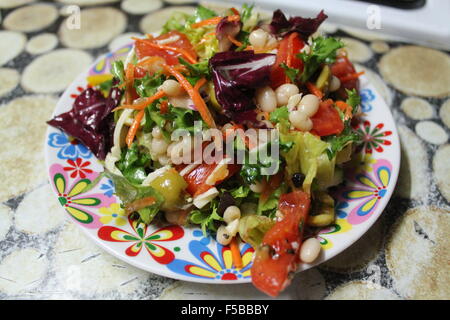 schmackhafte vegetarische Salat von saftigen Tomaten, Bohnen, Karotten und verschiedene Sorten von Salat Stockfoto