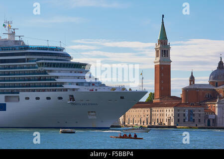 Kreuzfahrtschiff vorbei an San Giorgio Maggiore Insel mit einem Kanu und Wasser-Taxi in den Vordergrund Venedig Veneto Italien Stockfoto