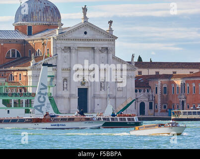 Auto Fähre Vaporetto und Wasser-Taxis in den Canale della Giudecca vor der Basilika Di San Giorgio Maggiore Venedig Veneto Italien Stockfoto