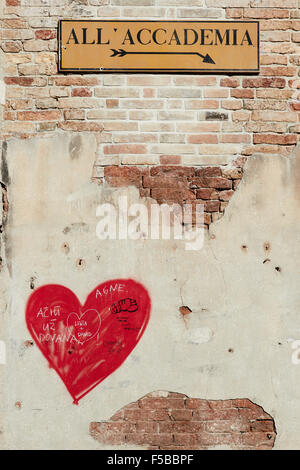 Melden Sie sich die Accademia-Brücke an zerbröckelnden Wand mit Graffiti rote Herzen Venedig Veneto Italien Europa Stockfoto