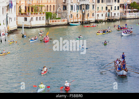 Boote, die Teilnahme an der Vogalonga Reihe entlang des Canal Grande Venedig Veneto Italien Europa Stockfoto