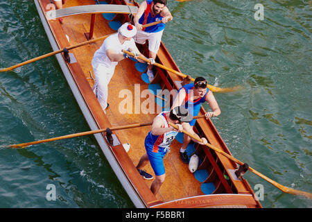 Ein Boot, die Teilnahme an der Vogalonga Reihen entlang des Canal Grande Venedig Veneto Italien Europa Stockfoto