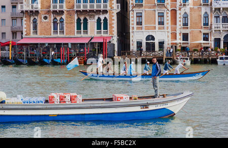 Boot ruderte von einem Team von acht übergibt eine Lieferung Lastkahn auf den Canal Grande Venedig Veneto Italien Europa Stockfoto