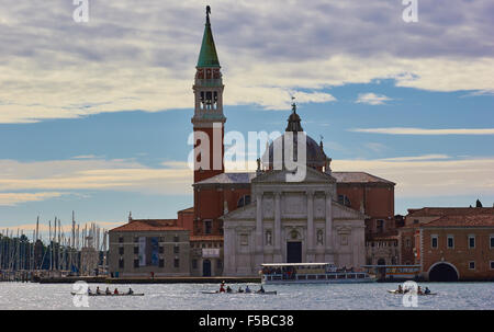 Ruderboote in der Lagune vor der Insel San Giorgio Maggiore und Basilika Venedig Veneto Italien Europa Stockfoto