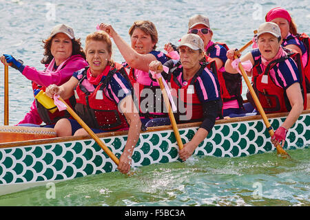 Bestimmung zeigt auf den Gesichtern von einem Team von Frauen Rudern mit dem Boot entlang des Grand Canal in der vogalonga Venedig Veneto Italien Stockfoto