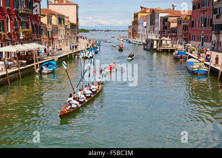 Boote, die Teilnahme an der Vogalonga erreichen den Endpunkt in Rio Cannaregio Venedig Veneto Italien Europa Stockfoto