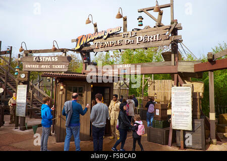 Indiana Jones Tempel der Gefahr Achterbahnfahrt In Adventureland Disneyland Paris Marne-la-Vallée Chessy Frankreich Stockfoto