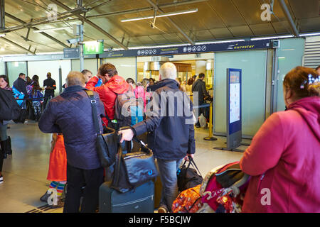 Warteschlangen an der Euro Star Eingang Marne Train Station Disneyland Paris Marne-la-Vallée Chessy France Stockfoto