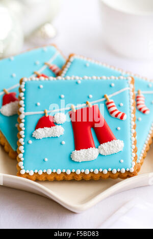 Teller mit dekorierten Weihnachtsplätzchen Stockfoto