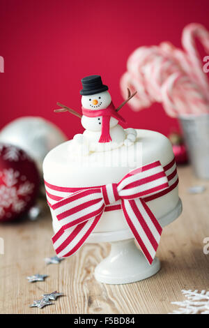 Verziert mit Fondant Schneemann Weihnachtskuchen Stockfoto