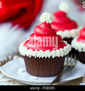 Cupcakes mit Buttercreme Santa Hut verziert Stockfoto