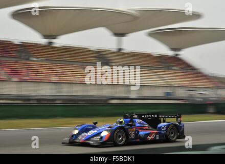 1. November 2015 - Shanghai, Volksrepublik China - N - 36 SIGNATECH ALPINE Frankreich. Alpine A450B - Nissan. Reifen Dunlop, Fahrer NELSON PANCIATICI (FRA), PAUL-LOUP CHATIN (FRA) und TOM DILLMANN (FRA). LE MANS PROTOTYP 2. Während den 6 Stunden von Shanghai in Shanghai International Circuit. (Kredit-Bild: © Marcio Machado über ZUMA Draht) Stockfoto