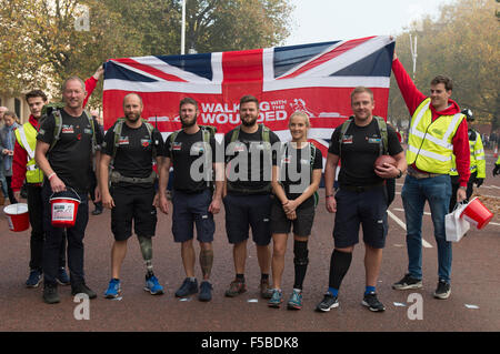 London, UK. 1. November 2015. Der Walk of Britain Team schreiten die Mall in London zum Buckingham Palace am Finaltag ihre 1000 Meilen zu Fuß. Bildnachweis: Alan West/Alamy Live-Nachrichten Stockfoto