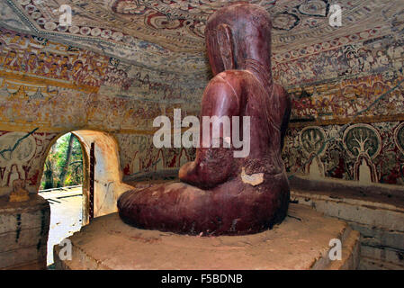 Eine geschnitzte Buddha-Statue in einer der Po Win Daung Berghöhlen, die in einen Sandsteinfelsen gehauen und reich verziert sind Stockfoto