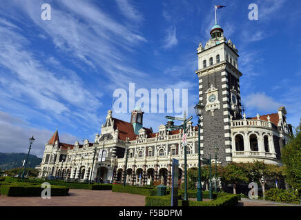 Anzac Square und der berühmten Dunedin Railway Station in eine eklektische, wiederbelebt flämischen Renaissance-Stil Otago, Südinsel, Neuseeland Stockfoto