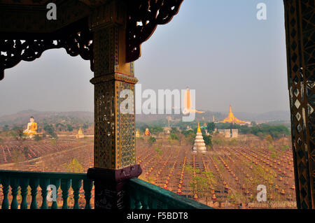 Turm in den zehn Tausend Buddha Garten mit Blick auf die zweite höchste Buddha-Statue der Welt im Bodhi Tataung, Myanmar Stockfoto