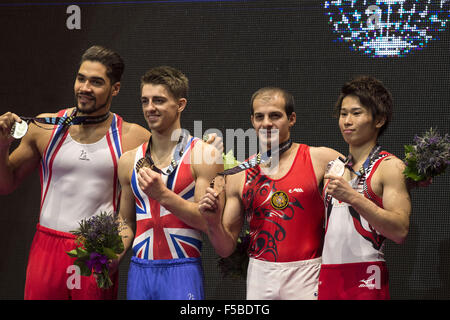 Glasgow, Großbritannien. 31. Oktober 2015. (L-R) Max Witlock (GBR) und Louis Smith (GBR), Harutyun Merdinyan (ARM), Kazuma Kaya (JPN) Kunstturnen: Sieger Max Witlock von Großbritannien, 2. platziert Louis Smith aus Großbritannien, 3. platzierten Harutyun Merdinyan von Armenien und Kazuma Kaya von Japan stellen mit ihren Medaillen bei der Siegerehrung für die Männer Apparat Pauschenpferd von der künstlerischen Gymnastik WM 2015 in der SSE Hydro Arena in Glasgow , Großbritannien. © Enrico Calderoni/AFLO SPORT/Alamy Live-Nachrichten Stockfoto