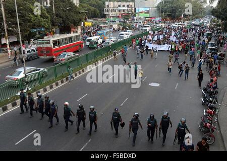 Dhaka, Bangladesch. Am 1. November 2015. Führer und Aktivisten der Gonojagoron Mancha halten eine Prozession an der Shahbagh in Dhaka am 1. November 2015. Gonojagoron Mancha hat eine landesweite sechs Stunden hartal ab 6:00 Uhr am Dienstag, Tötung von Publisher Faisal Arefin Dipan und Angriff auf drei andere zu protestieren. "Die hartal aus aufgerufen werden, wenn die ordnungshüter die Täter innerhalb der nächsten 24 Stunden anhalten können, "Gonojagoron Mancha Sprecher Imran H Sarker sagte. Stockfoto