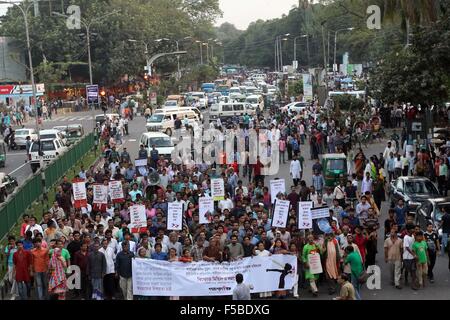 Dhaka, Bangladesch. Am 1. November 2015. Führer und Aktivisten der Gonojagoron Mancha halten eine Prozession an der Shahbagh in Dhaka am 1. November 2015. Gonojagoron Mancha hat eine landesweite sechs Stunden hartal ab 6:00 Uhr am Dienstag, Tötung von Publisher Faisal Arefin Dipan und Angriff auf drei andere zu protestieren. "Die hartal aus aufgerufen werden, wenn die ordnungshüter die Täter innerhalb der nächsten 24 Stunden anhalten können, "Gonojagoron Mancha Sprecher Imran H Sarker sagte. Stockfoto