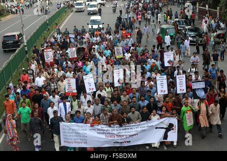 Dhaka, Bangladesch. Am 1. November 2015. Führer und Aktivisten der Gonojagoron Mancha halten eine Prozession an der Shahbagh in Dhaka am 1. November 2015. Gonojagoron Mancha hat eine landesweite sechs Stunden hartal ab 6:00 Uhr am Dienstag, Tötung von Publisher Faisal Arefin Dipan und Angriff auf drei andere zu protestieren. "Die hartal aus aufgerufen werden, wenn die ordnungshüter die Täter innerhalb der nächsten 24 Stunden anhalten können, "Gonojagoron Mancha Sprecher Imran H Sarker sagte. Stockfoto