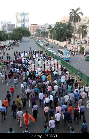 Dhaka, Bangladesch. Am 1. November 2015. Führer und Aktivisten der Gonojagoron Mancha halten eine Prozession an der Shahbagh in Dhaka am 1. November 2015. Gonojagoron Mancha hat eine landesweite sechs Stunden hartal ab 6:00 Uhr am Dienstag, Tötung von Publisher Faisal Arefin Dipan und Angriff auf drei andere zu protestieren. "Die hartal aus aufgerufen werden, wenn die ordnungshüter die Täter innerhalb der nächsten 24 Stunden anhalten können, "Gonojagoron Mancha Sprecher Imran H Sarker sagte. Stockfoto