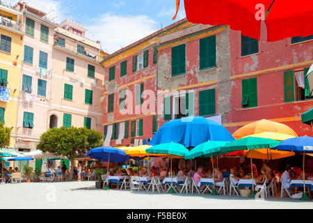 Italien Ligurien Cinque Terre-Vernazza - Menschen in Restaurants Stockfoto
