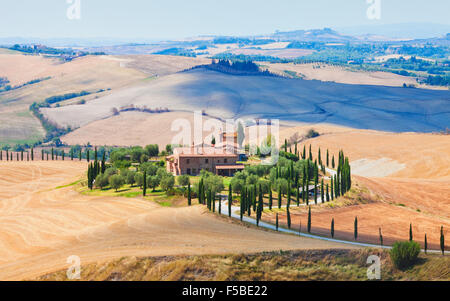 Italien-Tuscany-Le-Kreta - Bauernhaus und Zypressen Stockfoto