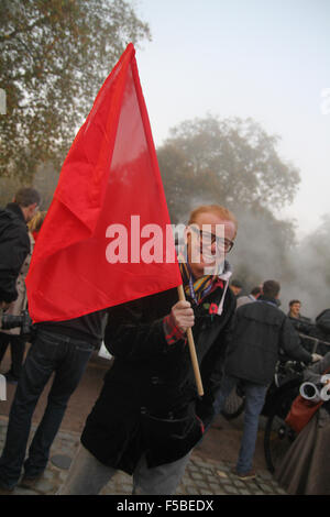 London, UK. 1. November 2015. Hunderte von Oldtimer-Enthusiasten aufgedreht für die 119. Bonhams Veteran Car Run Start am Hyde Park. Die weltweit längste läuft Motoring Veranstaltung lockte über 100 Oldtimer auf die 60 Meilen langen Reise nach Brighton. Bildnachweis: David Mbiyu Credit: David Mbiyu/Alamy Live-Nachrichten Stockfoto