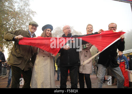 London, UK. 1. November 2015. Robert Brookes, Alex Jones, Ken Bruce, Natalie Lowe und Chris Evans posieren für Fotos, wie sie eine rote Fahne vor dem 119. Bonhams Veteran Car Run Start am Hyde Park zerreißen. Die weltweit längste läuft Motoring Veranstaltung lockte über 100 Oldtimer auf die 60 Meilen langen Reise nach Brighton. Bildnachweis: David Mbiyu Credit: David Mbiyu/Alamy Live-Nachrichten Stockfoto