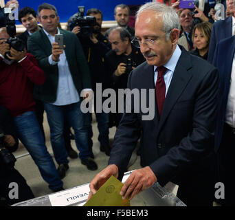 (151101) - ANKARA, 1. November 2015 (Xinhua)--türkische Republikanische Volkspartei Volkspartei (CHP) Führer Kemal Kilicdaroglu wirft seinen Stimmzettel in Ankara, Türkei, 1. November 2015. Türkische Wähler begonnen, werfen ihre Stimmzettel wählen Sie 550 Mitgliedern des Parlaments am Sonntag, als das Urteil Justiz und Entwicklungspartei (AKP) setzt in den vorgezogenen Neuwahlen die Führung übernehmen. (Xinhua/Mustafa Kaya) Stockfoto