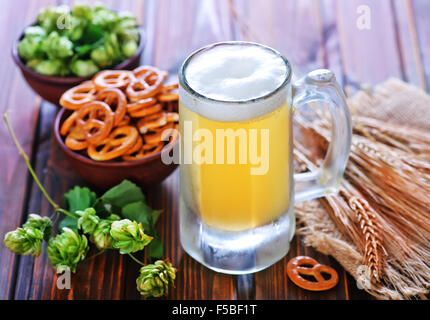 Bier im Glas und auf dem Holztisch Stockfoto