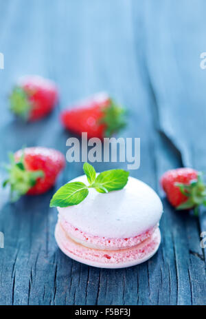 Erdbeer Makronen und frischen Beeren auf einem Tisch Stockfoto
